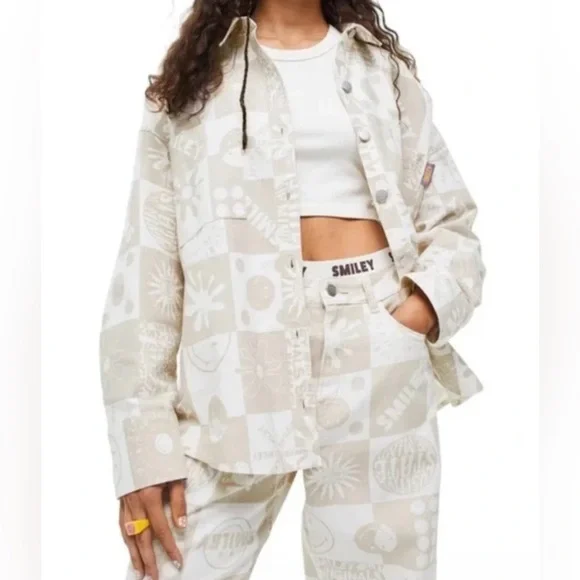 ✨ H&M x Smiley Oversized Button-Up Shacket✨ - Picture 1 of 4